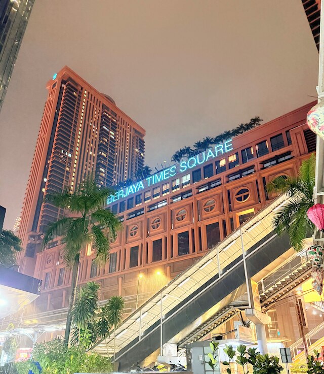 タヒーンズ スイート アット ベルジャヤ タイムズ スクエア