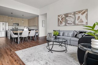 アップステイ！ニュー レノス スペーシャス アパートメント ニア ソコ