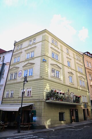 アット ザ ブルー ライオン & パーキング アシスタンス