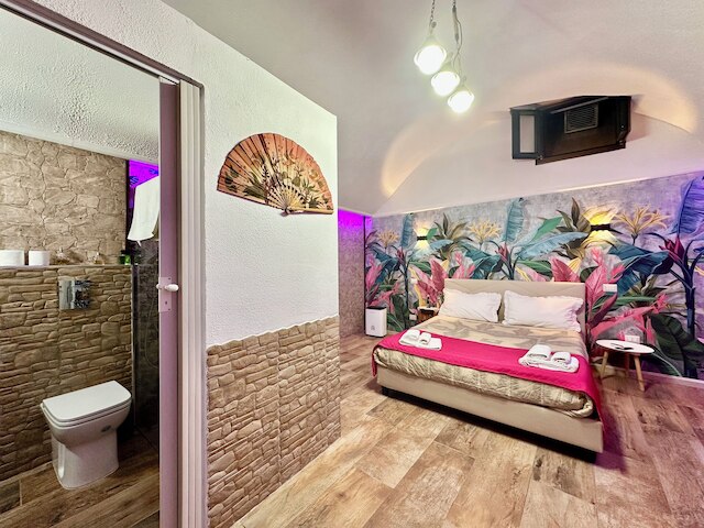 ウィンドウ イン ザ ストーン ナポリ