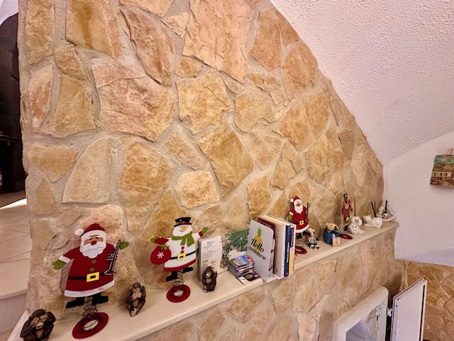 ウィンドウ イン ザ ストーン ナポリ