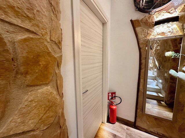 ウィンドウ イン ザ ストーン ナポリ