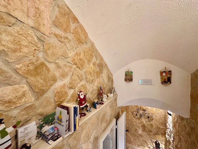 ウィンドウ イン ザ ストーン ナポリ