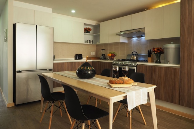 バルコネス デ プーシキン バイ ザ ローカル ウェイ