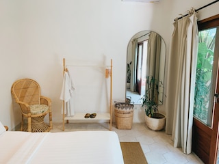 ハッピー トゥゲザー バイ クレスナ ホスピタリティ