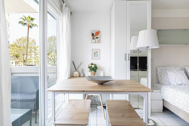 チャーミング スタジオ ウィズ バルコニー & プール - ハート オブ ニース