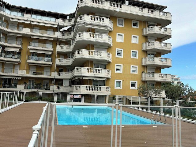 チャーミング スタジオ ウィズ バルコニー & プール - ハート オブ ニース