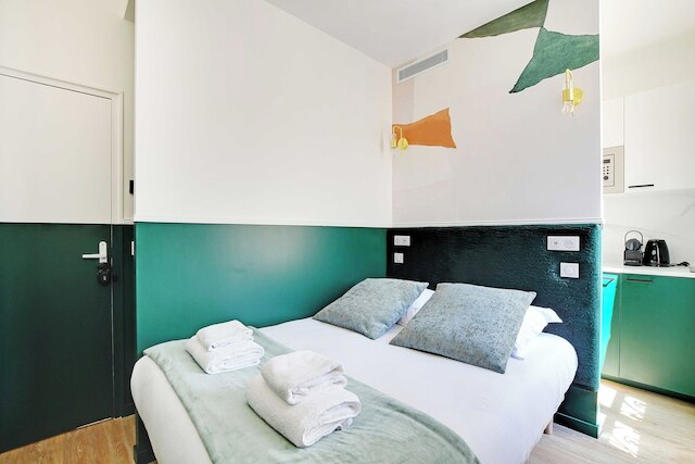 コージー コクーン フォー 2P ウィズ エアコン - ニア モンマルトル