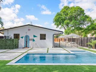 スリーク モダン マイアミ ゲッタウェイ ウィズ プール オアシス