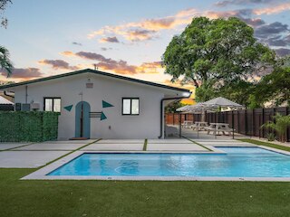 フレッシュ モダン ウィズ プール オアシス