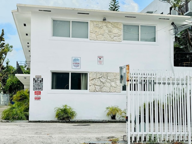 ブック ナウ アンド エンジョイ ア トップ マイアミ ロケーション