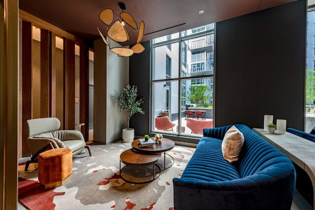 スタイリッシュ アパートメント ステップス フロム ザ メトロ