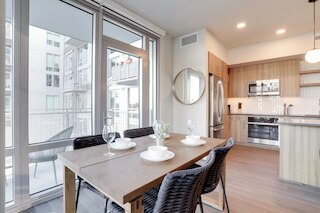 スタイリッシュ アパートメント ステップス フロム ザ メトロ