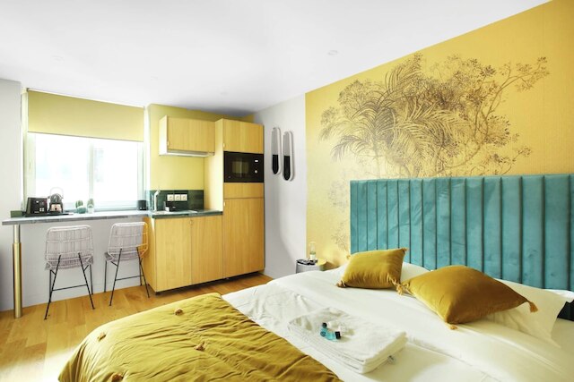 チャーミング & ニュー スタジオ センター オブ パリ