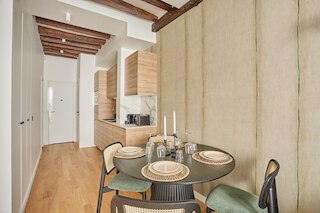 ニュー アパートメント センター オブ パリ プラス ドゥ ラ ブルス