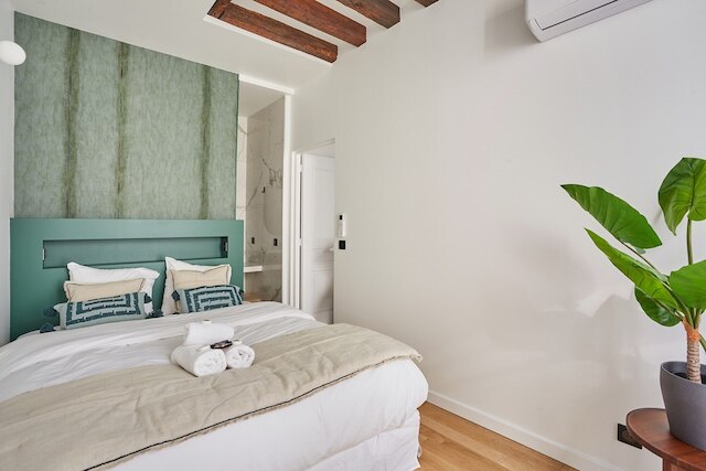 ニュー アパートメント センター オブ パリ プラス ドゥ ラ ブルス