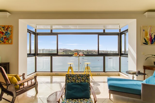 マグニフィセント サニー シーフロント アパート スリエマ