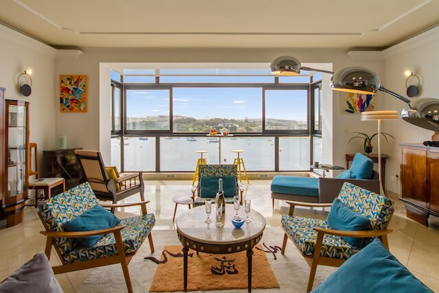 マグニフィセント サニー シーフロント アパート スリエマ