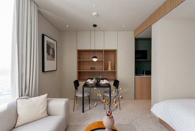 ビジネス ベイ シック スタジオ ウィズ プール ジム