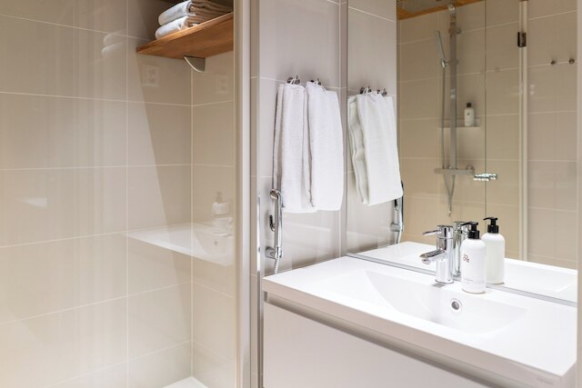 ラグジュアリー 3 ベッドルーム アパートメント ウィズ バルコニー