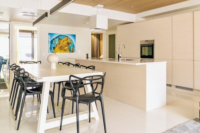 ラグジュアリー 3 ベッドルーム アパートメント ウィズ バルコニー