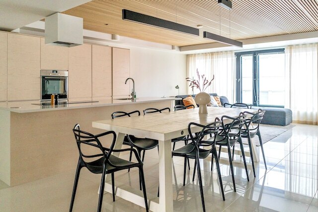 ラグジュアリー 3 ベッドルーム アパートメント ウィズ バルコニー