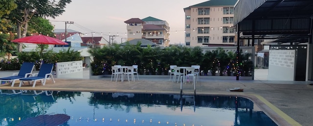 DJ レジデンシー アンド プール パーティー