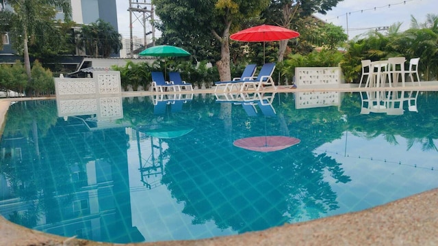 DJ レジデンシー アンド プール パーティー