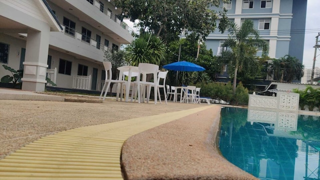 DJ レジデンシー アンド プール パーティー