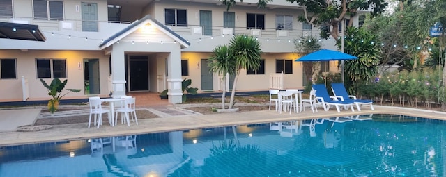 DJ レジデンシー アンド プール パーティー