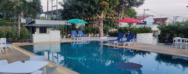 DJ レジデンシー アンド プール パーティー