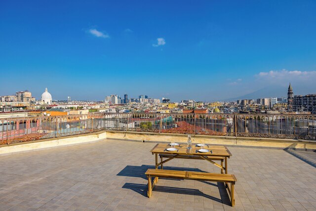 ウン テラッツォ パノラミコ ス ナポリ