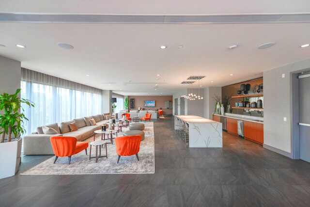 ダウンタウン ドラル コンド ウィズ フリー パーキング