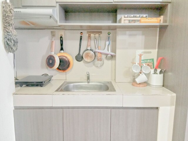 スペーシャス 1 ベッドルーム ウィズ ワーキングルーム アット ヴィダ ビュー マカッサル アパートメント