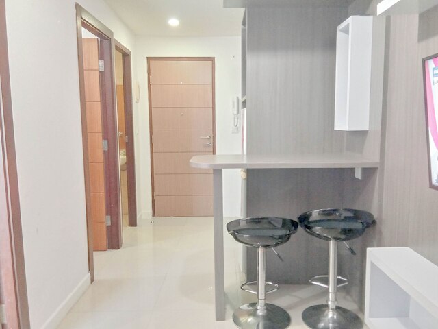 スペーシャス 1 ベッドルーム ウィズ ワーキングルーム アット ヴィダ ビュー マカッサル アパートメント