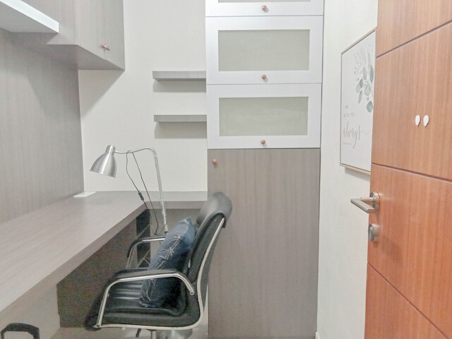 スペーシャス 1 ベッドルーム ウィズ ワーキングルーム アット ヴィダ ビュー マカッサル アパートメント