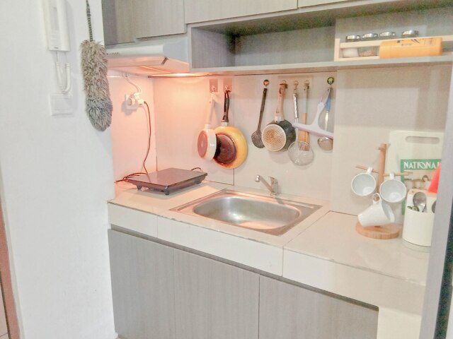 スペーシャス 1 ベッドルーム ウィズ ワーキングルーム アット ヴィダ ビュー マカッサル アパートメント