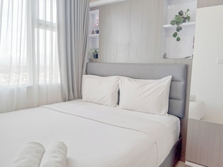 スペーシャス 1 ベッドルーム ウィズ ワーキングルーム アット ヴィダ ビュー マカッサル アパートメント