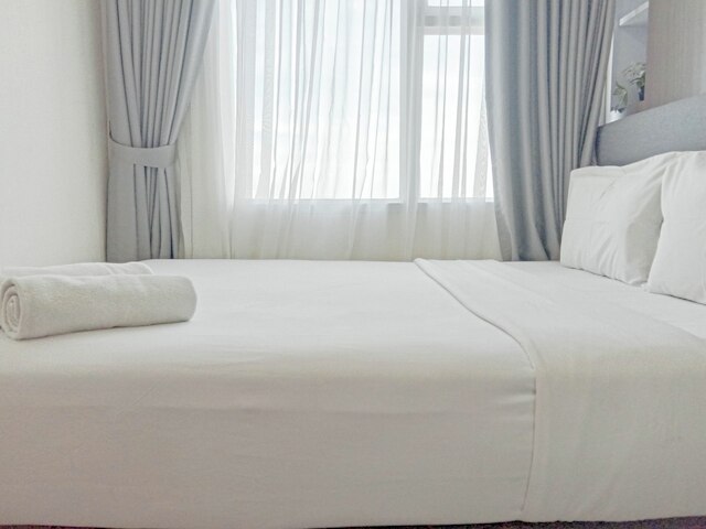 スペーシャス 1 ベッドルーム ウィズ ワーキングルーム アット ヴィダ ビュー マカッサル アパートメント