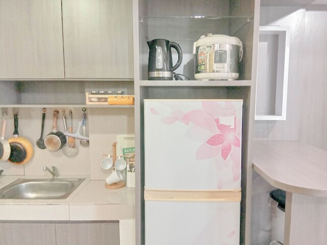 スペーシャス 1 ベッドルーム ウィズ ワーキングルーム アット ヴィダ ビュー マカッサル アパートメント