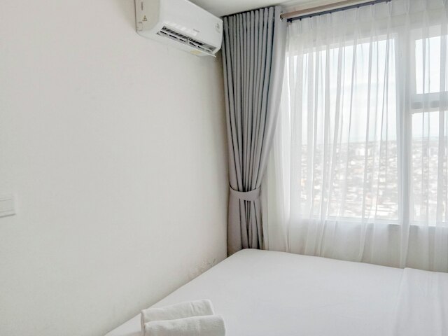 スペーシャス 1 ベッドルーム ウィズ ワーキングルーム アット ヴィダ ビュー マカッサル アパートメント