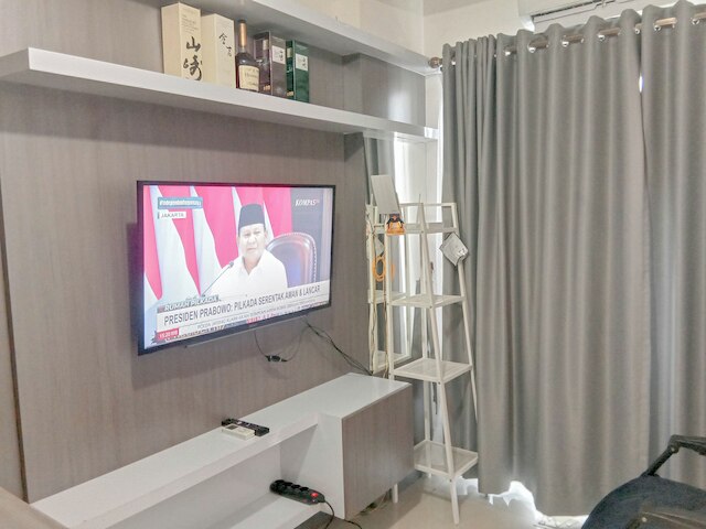 スペーシャス 1 ベッドルーム ウィズ ワーキングルーム アット ヴィダ ビュー マカッサル アパートメント