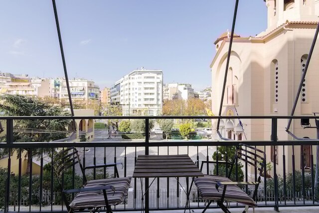 サニー パラダイス イン ザ ハート オブ アテネ