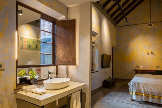 ザ ポストカード マンダレーホール、コーチ