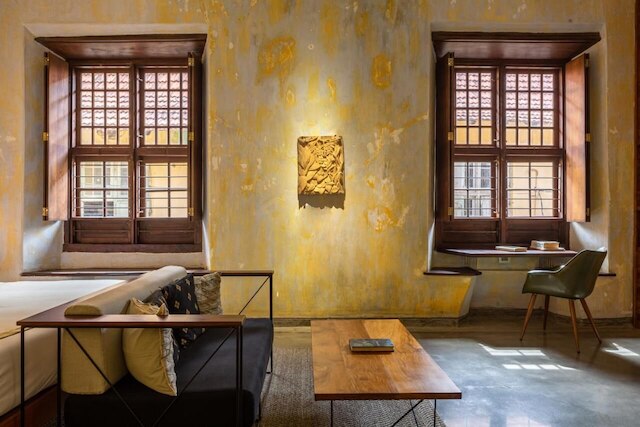 ザ ポストカード マンダレーホール、コーチ