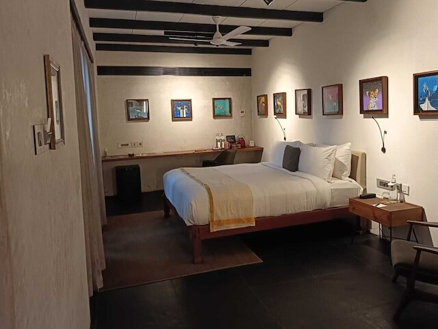 ザ ポストカード マンダレーホール、コーチ