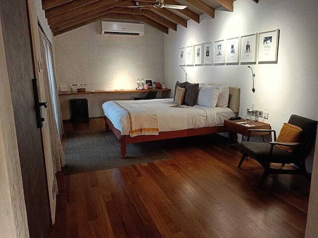 ザ ポストカード マンダレーホール、コーチ