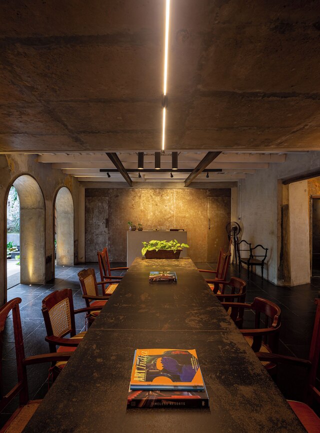 ザ ポストカード マンダレーホール、コーチ