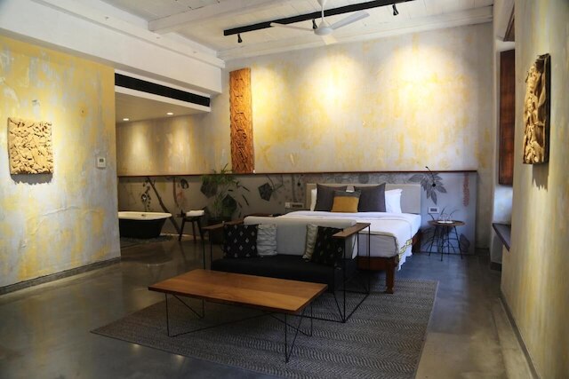 ザ ポストカード マンダレーホール、コーチ