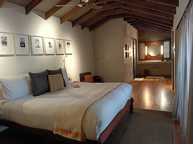 ザ ポストカード マンダレーホール、コーチ